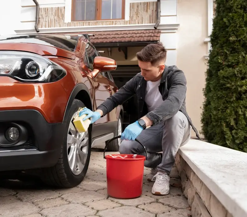 Lavage auto à domicile Joué-l'Abbé : professionnel intervenant sur un véhicule